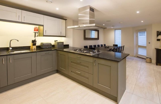 Newly built Georgian-style Mews House offering accomodation for up to 13 in the heart of Bath