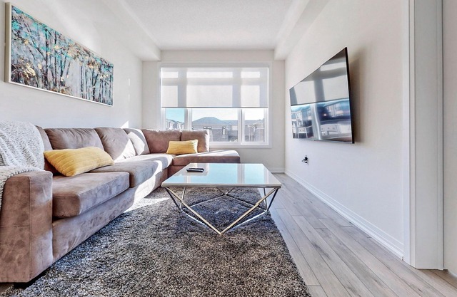 NEWLY BUILT LUXURIOUS 3BRM TOWN HS/AIRPORT/PARKING