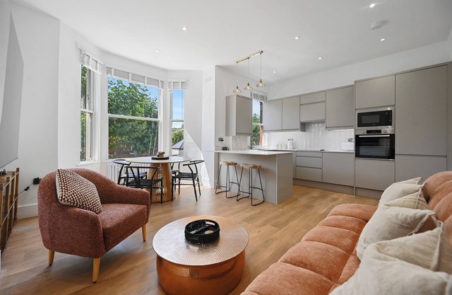 Newly Refurbed 2 Bed Apartment 15 Minutes From West End