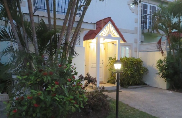 Newly refurbished townhouse. 10 minutes walk to beach