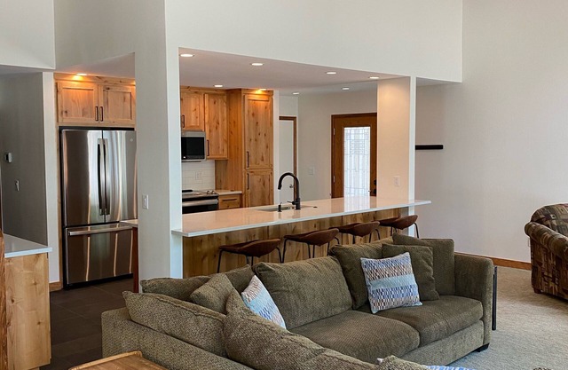 Newly remodeled Glaze Meadow home w/2 main suites and rainbow room!