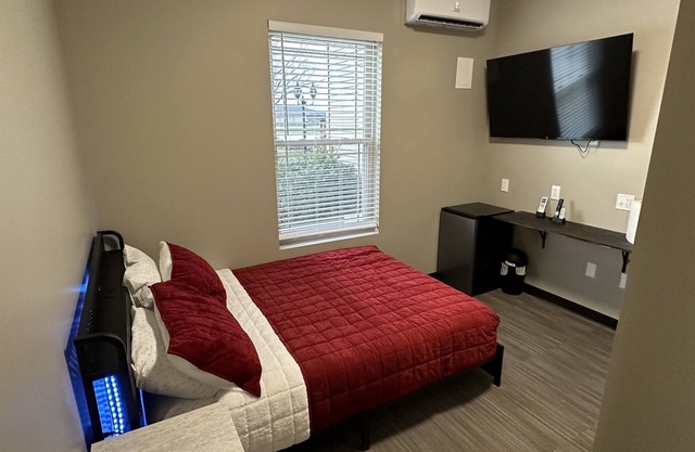 Newly Remodeled! Mattoon Room: B1 - Queen Room