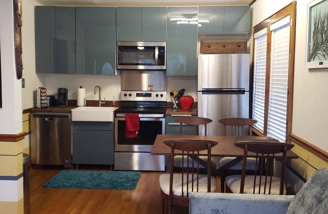 Newly Remodeled Mid-Century Modern Cottage - 10 minutes from downtown