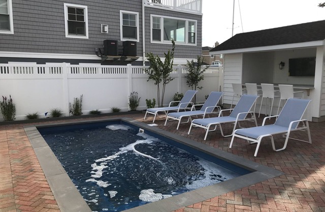 NEWLY RENOVATED! Heated Pool, Outdoor Bar, Beautiful and Spacious Oasis on Bay!