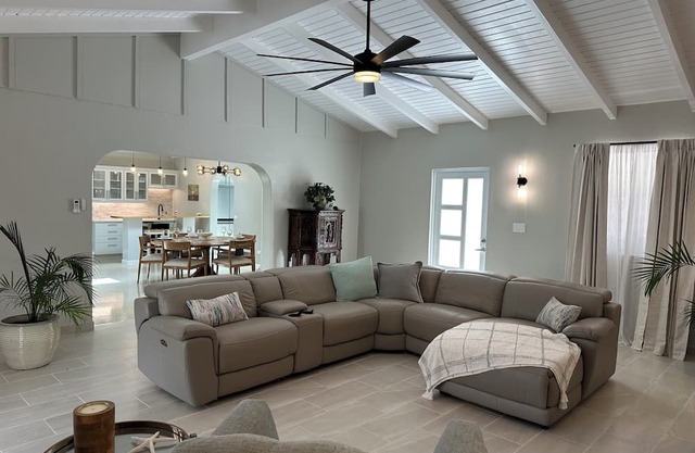 Newly renovated Brand new, pristine 3-bedroom house with AC in Christiansted