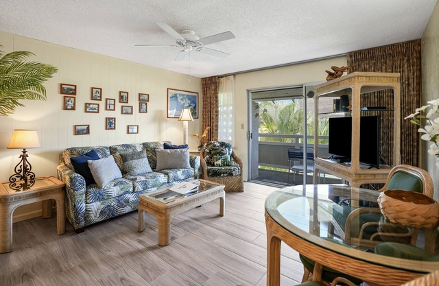 Newly Renovated condo with pool and hot tub - short distance from the beach