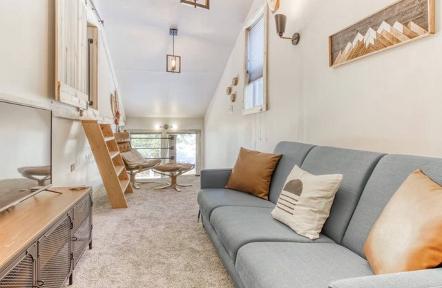 Newly Renovated Crashpad just 15 minutes from Stevens Pass resort!