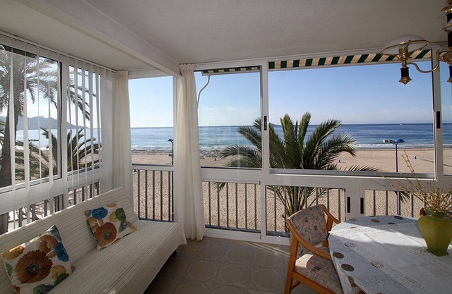 Newly renovated holiday apartment with top furnishings right on the beach