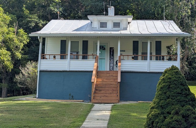 Newly restored farmhouse on Route 220 with WiFi, Fire TV, mountain views.