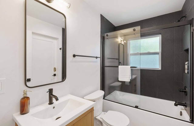 Newly Updated 1 BR Flat Near Downtown A2