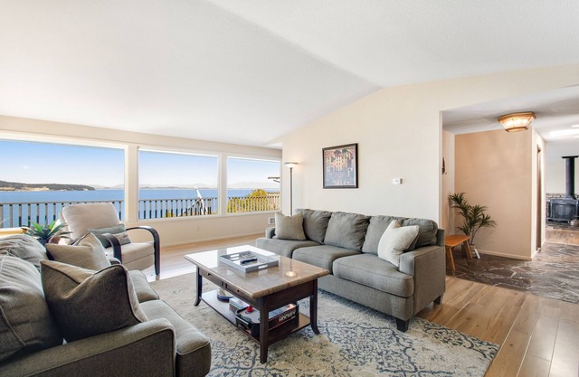 Newly updated waterfront home with gas grill, fast WiFi, stunning views & W/D