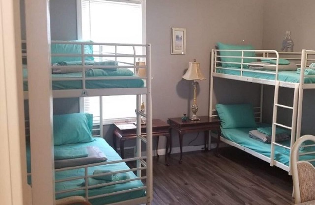 Niagara Falls Guest Suite sleeps 4, 5 minute walk to The Falls and attractions