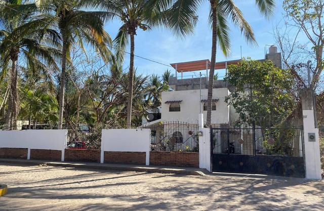 Nice 4-bedroom house for 18 with WiFi and AC in beautiful Los Ayala near beach