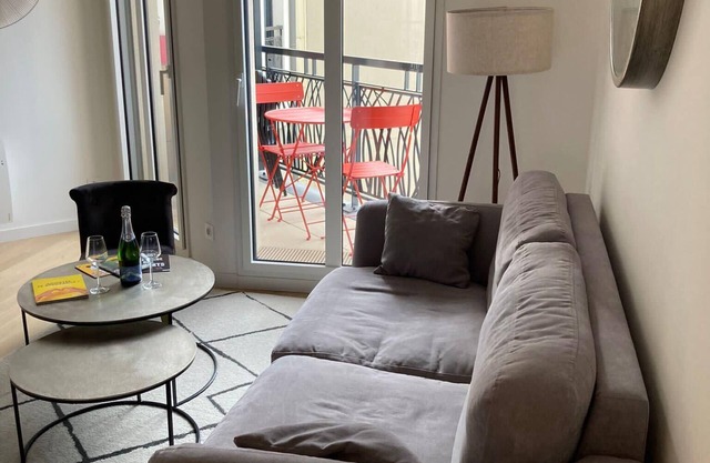 Nice and quiet in Courbevoie with parking