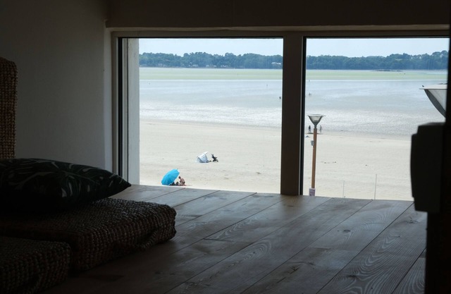 Nice apartment facing the large beach and sunsets