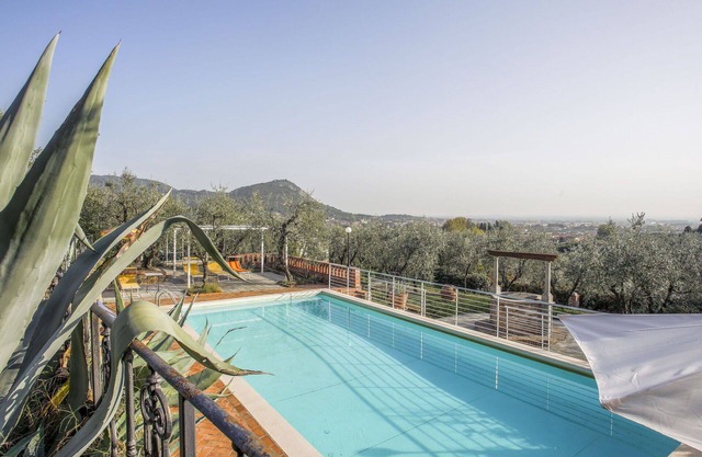 Nice apartment for 6 guests with pool, hot tub, WIFI, TV, patio and pets allowed