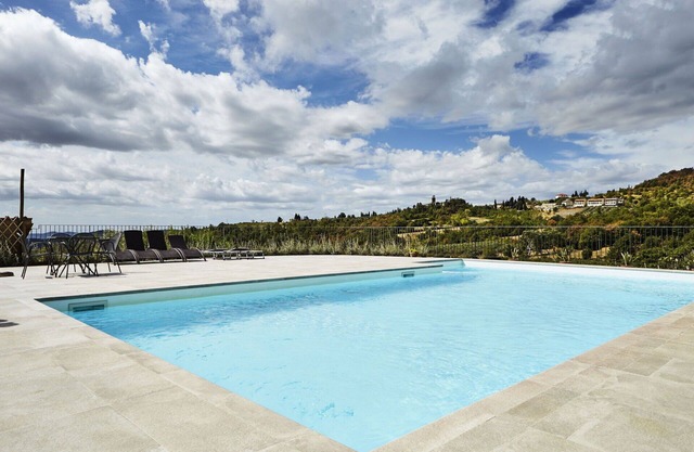 Nice apartment for 2 guests with WIFI, pool, TV, pets allowed and panoramic view, close to Arezzo