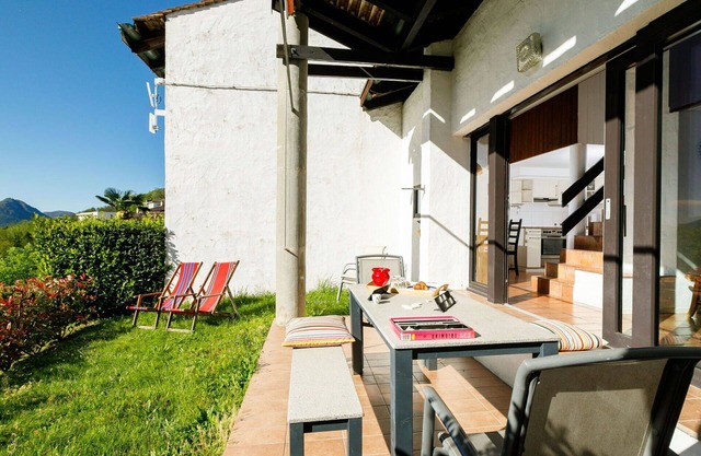 Nice apartment for 4 guests with pool, WIFI, TV, patio, pets allowed, panoramic view and parking