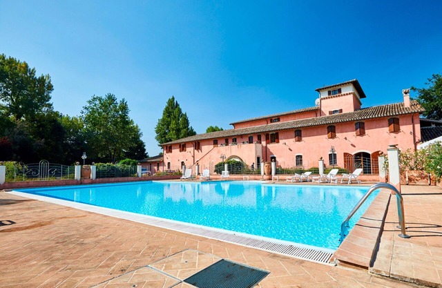 Nice apartment for 5 guests with WIFI, pool, TV, balcony and pets allowed, close to Spoleto