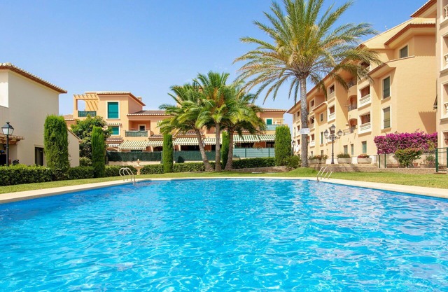 Nice apartment for 6 guests with A/C, pool, TV and balcony