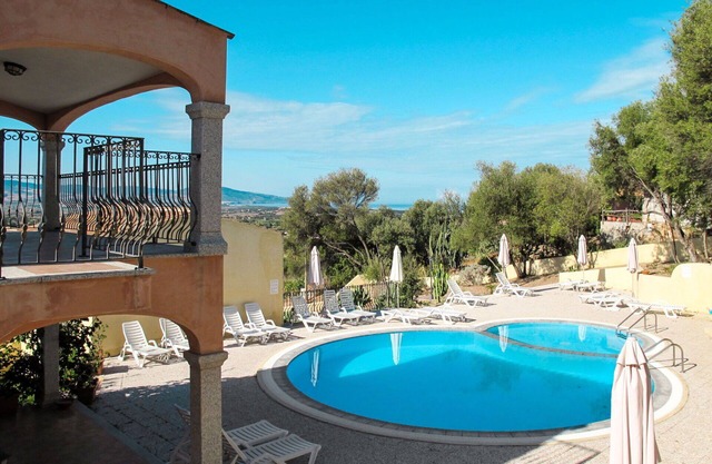 Nice apartment for 6 people with WIFI, A/C, pool, TV, terrace and pets allowed