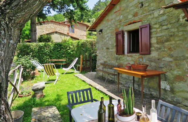 Nice apartment in villa with WIFI, pool, TV, patio, pets allowed, panoramic view and parking