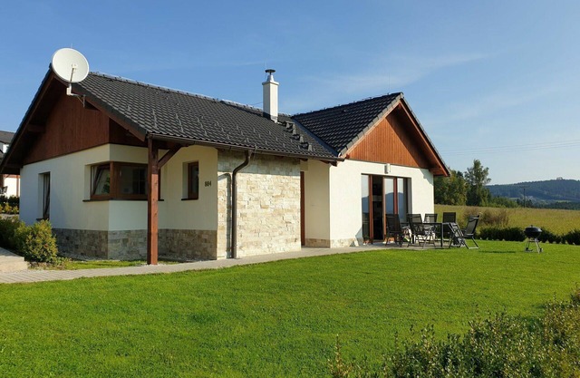 Nice apartment in villa for 6 guests with WIFI, TV, terrace and pets allowed