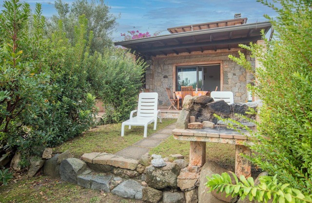 Nice apartment in villa for 6 guests with A/C, TV, terrace and pets allowed