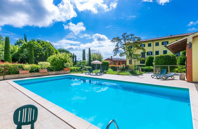 Nice apartment in villa for 10 people with WIFI, private pool, hot tub, A/C, TV and pets allowed