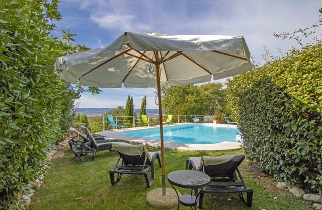 Nice apartment in villa with private pool, hot tub, WIFI, TV, patio, pets allowed and panoramic .