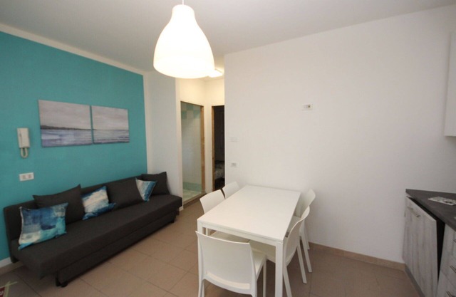 Nice apartment in villa for 4 people with WIFI, A/C, TV, terrace, pets allowed and parking