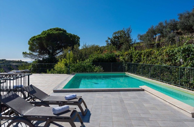 Nice apartment for 4 guests with WIFI, pool, hot tub, TV, patio and parking