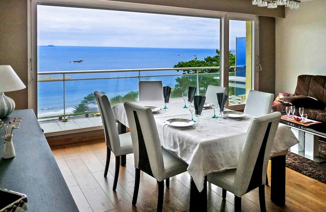 Nice apartment with sea view a few meters away and balcony, close to shops.