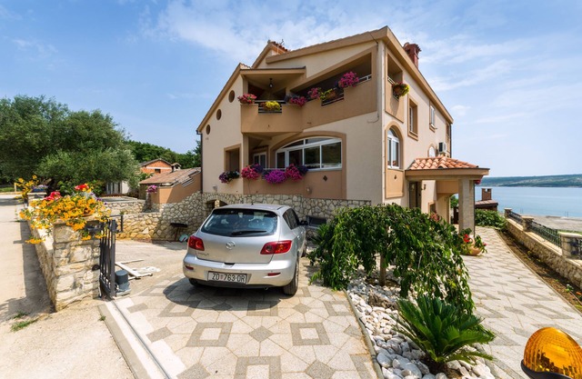 Nice apartment with sea view, garden and terrace, free Wi-Fi