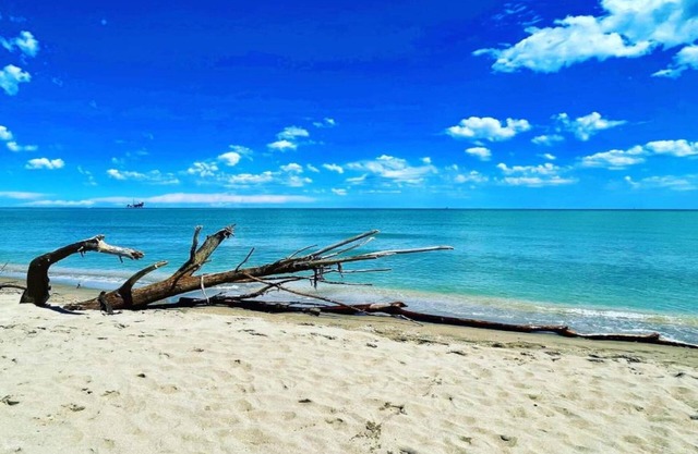 Nice Chalet with Terrace near Sea