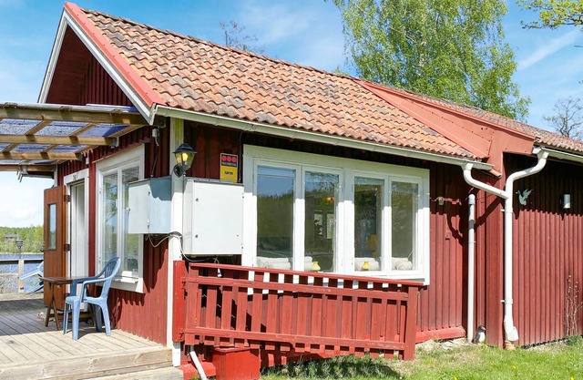 Nice cottage by the lake near Åtvidaberg.