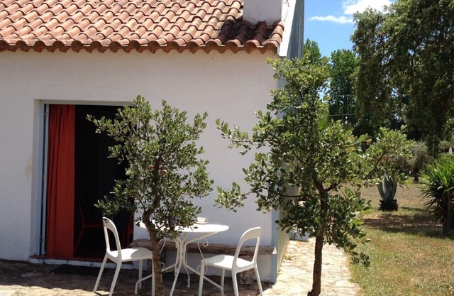 Nice country studio for 2-4p., shared pool, countryside&beach (20 km)