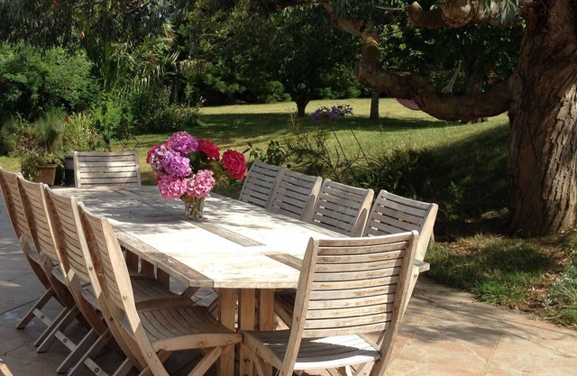 Nice holiday home, swimming pool, beautiful garden, quiet, 400m from the sea