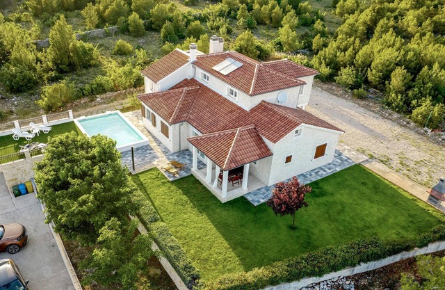 Nice home in Dubrava Kod Sibenika