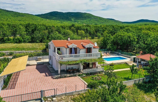 Nice home in Blato Na Cetini