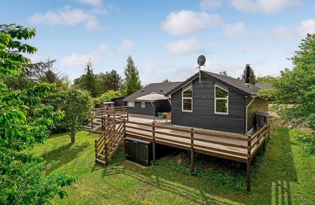 Nice home in Ebeltoft with kitchen