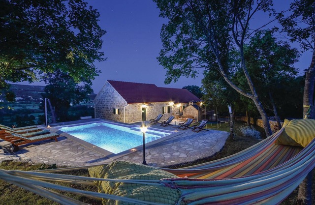 Nice home in Hrvace with WiFi