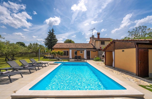 Nice home in Kastelir-Labinci