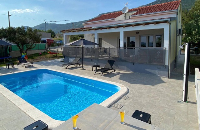 Nice home in Kastel Stari with WiFi