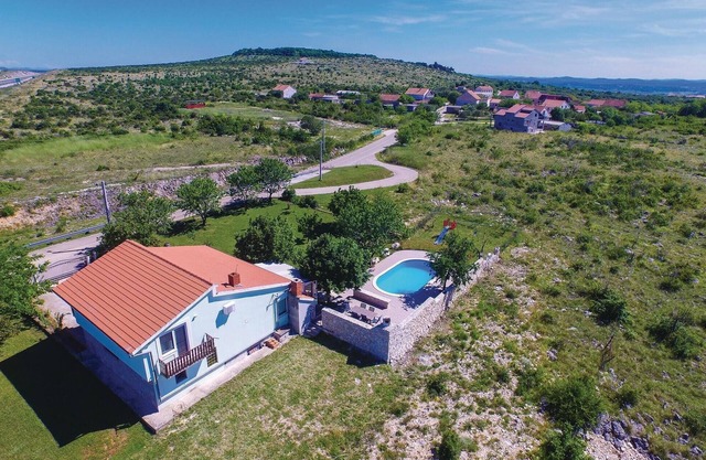 Nice home in Nadin with WiFi