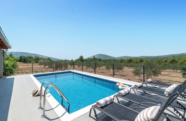 Nice home in Seget Gornji