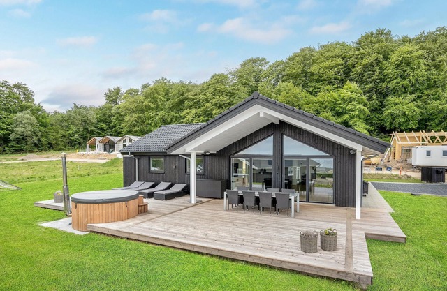 Nice home in Sjølund with WiFi