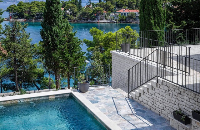 Nice home in Splitska