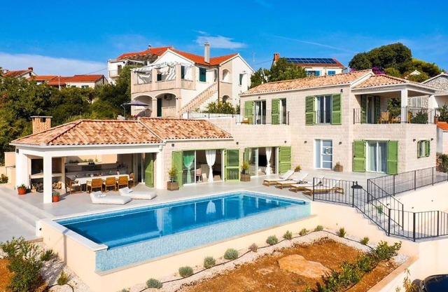 Nice home in Splitska