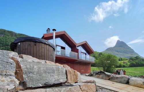 Nice Home In Straumgjerde